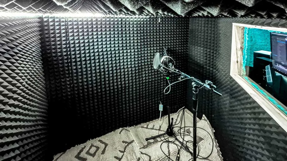 El núcleo del estudio de grabación es la sala de grabación vocal.